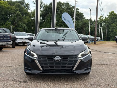 Used 2024 Nissan Altima 2.5 SV FWD image 12