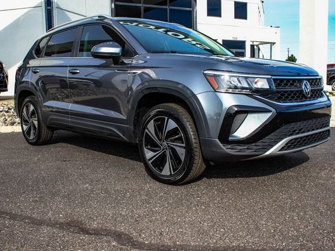 Used 2024 Volkswagen Taos SE w/ Panoramic Sunroof Package image 3