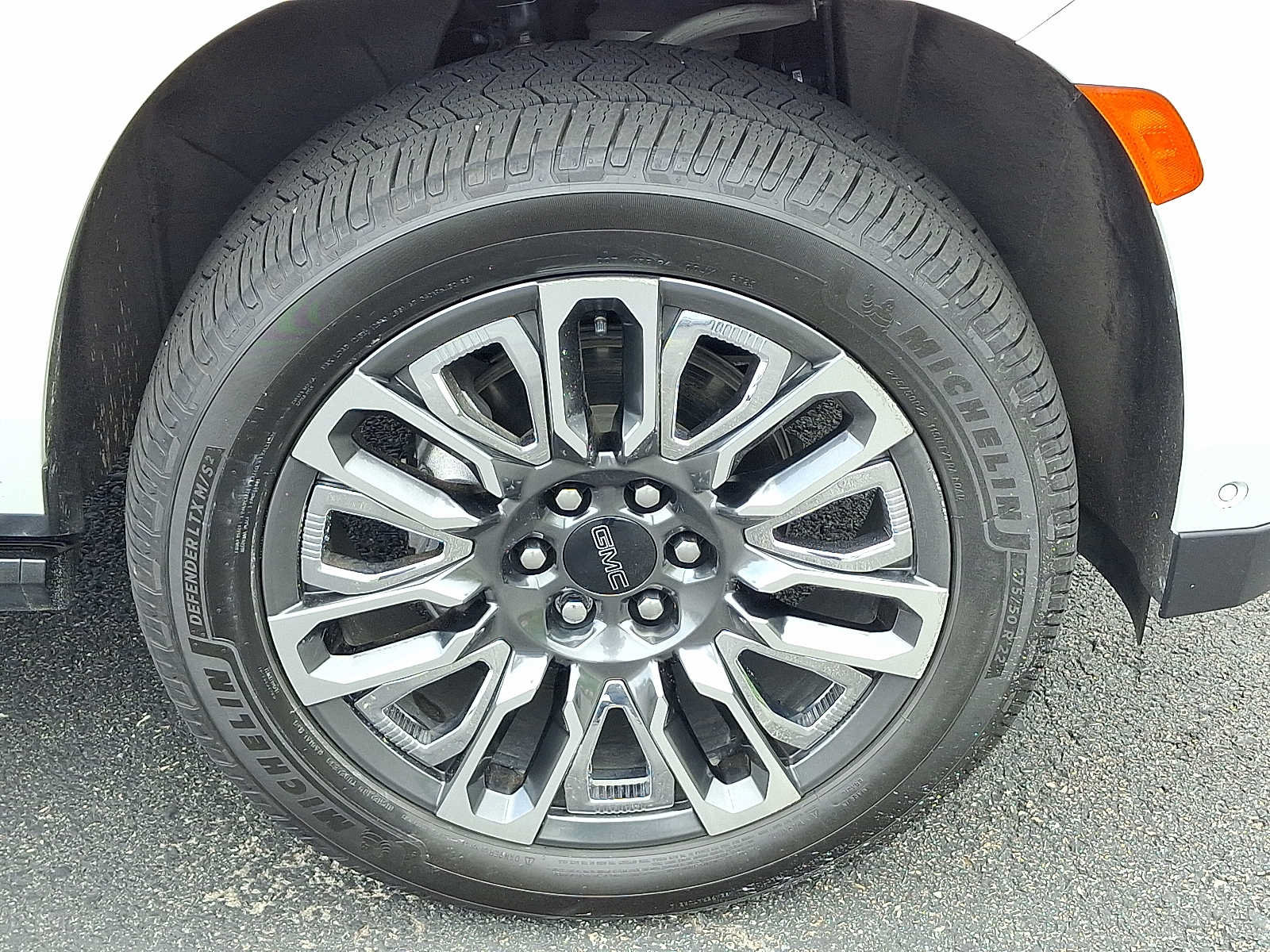 Used 2024 GMC Yukon Denali Ultimate AWD/4WD image 9
