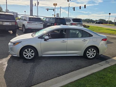 Used 2024 Toyota Corolla LE FWD image 4