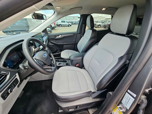 Used 2025 Ford Escape SE FWD image 17