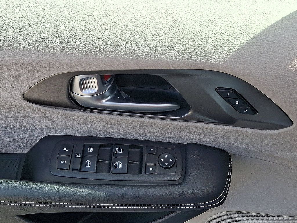 Used 2024 Chrysler Pacifica Touring-L FWD image 10