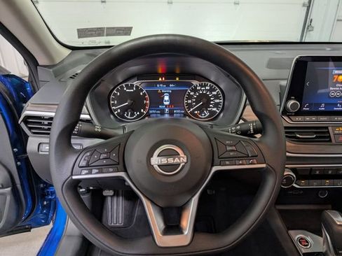 Used 2025 Nissan Altima 2.5 SV FWD image 16