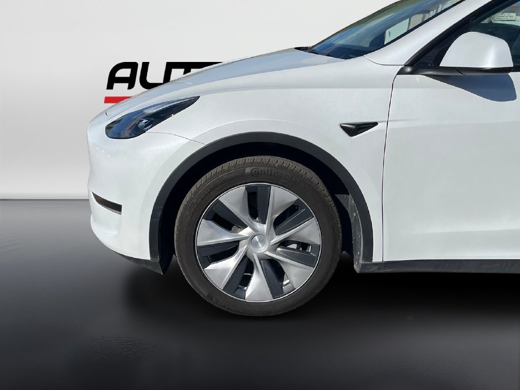 Used 2024 Tesla Model Y Long Range AWD/4WD image 9