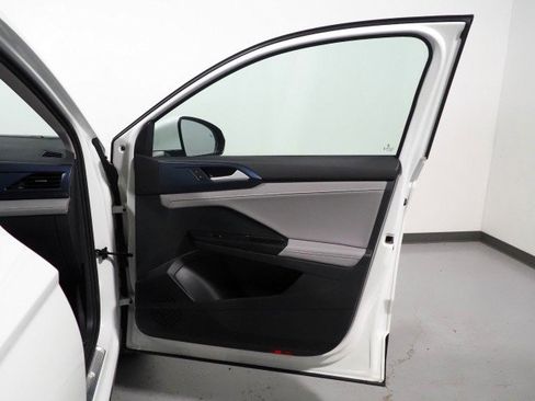 Used 2024 Volkswagen Taos SE w/ Panoramic Sunroof Package FWD image 50