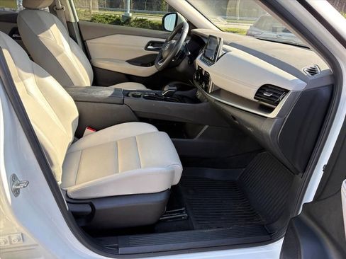 Certified 2022 Nissan Rogue SV w/ SV Premium Package image 18