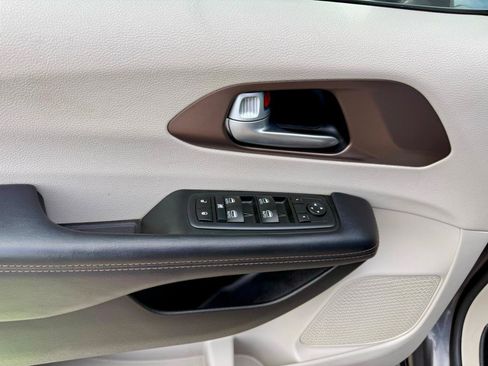 Used 2017 Chrysler Pacifica Touring-L Plus w/ Advanced Safetytec Group FWD image 12