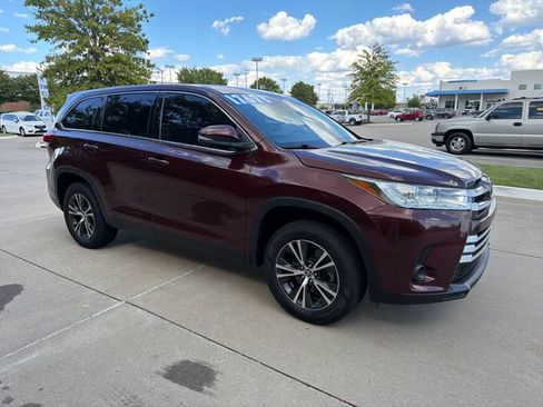 Used 2019 Toyota Highlander LE FWD image 7