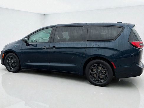 Used 2022 Chrysler Pacifica Touring-L w/ S Appearance Package image 3