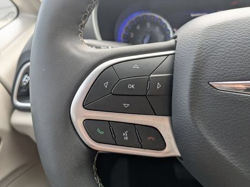 Used 2024 Chrysler Pacifica Touring-L FWD image 22