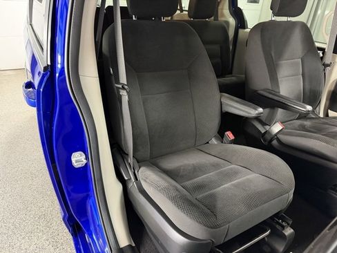 Used 2018 Dodge Grand Caravan SE w/ UConnect Hands-Free Group image 20