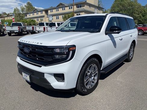 Certified 2025 Ford Expedition Active AWD/4WD image 2