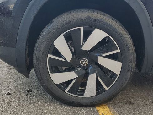 Used 2025 Volkswagen Atlas Cross Sport SE image 9