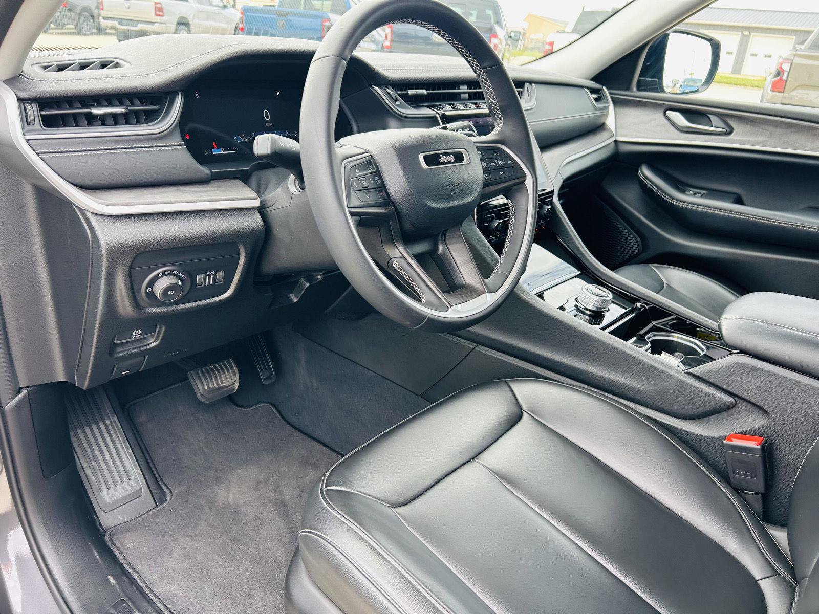 Used 2023 Jeep Grand Cherokee Limited w/ Black Appearance Package AWD/4WD image 17