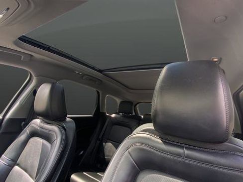 Used 2021 Lincoln Corsair AWD w/ Premium Package image 12