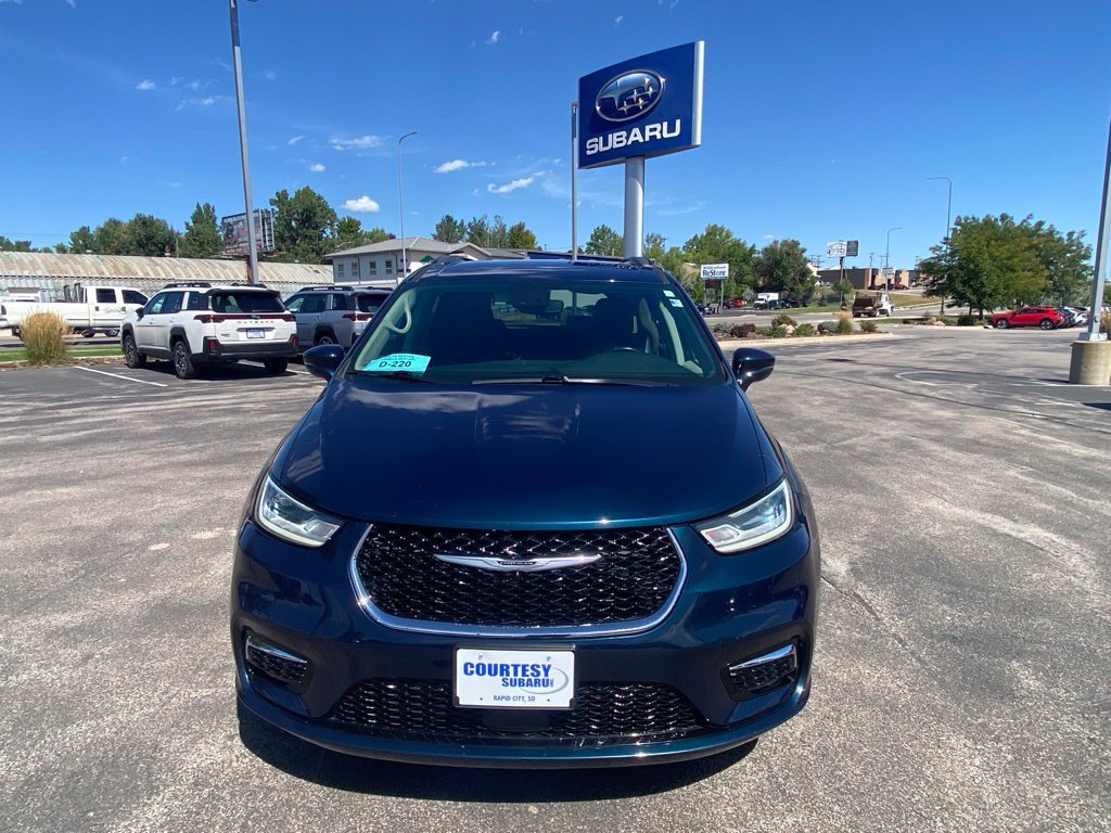Used 2022 Chrysler Pacifica Touring-L AWD/4WD image 2