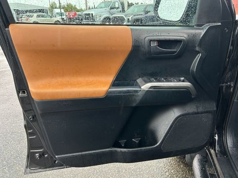 Used 2017 Toyota Tacoma SR5 w/ Tow Package AWD/4WD image 19