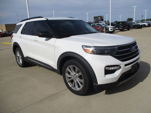 Used 2020 Ford Explorer XLT w/ Equipment Group 202A AWD/4WD image 7