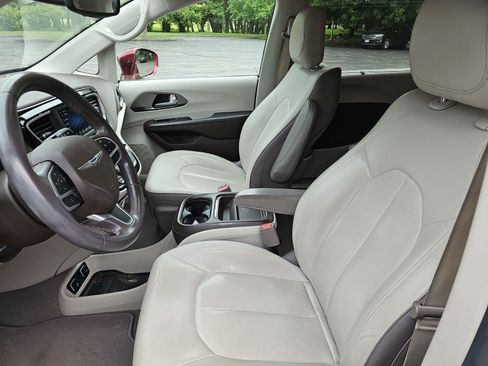 Used 2018 Chrysler Pacifica Touring-L FWD image 21
