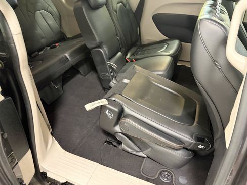 Used 2017 Chrysler Pacifica Touring-L FWD image 16