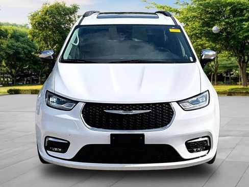 Used 2023 Chrysler Pacifica Limited FWD image 3