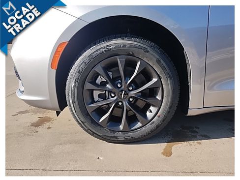 Used 2021 Chrysler Pacifica Limited w/ S Appearance Package image 14