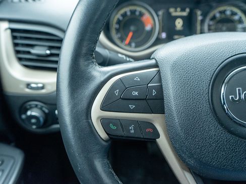 Used 2017 Jeep Cherokee Latitude w/ Cold Weather Group image 22