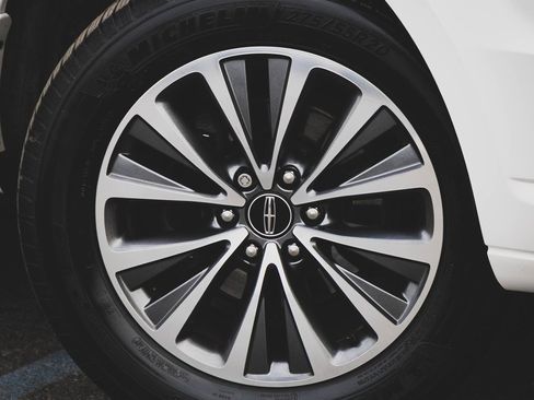 Used 2015 Lincoln Navigator 4WD image 2