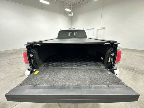 Used 2022 Toyota Tacoma TRD Off-Road w/ Advanced Technology Package AWD/4WD image 15
