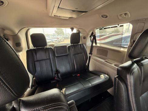 Used 2012 Chrysler Town & Country Touring-L w/ Entertainment Group #2 FWD image 9