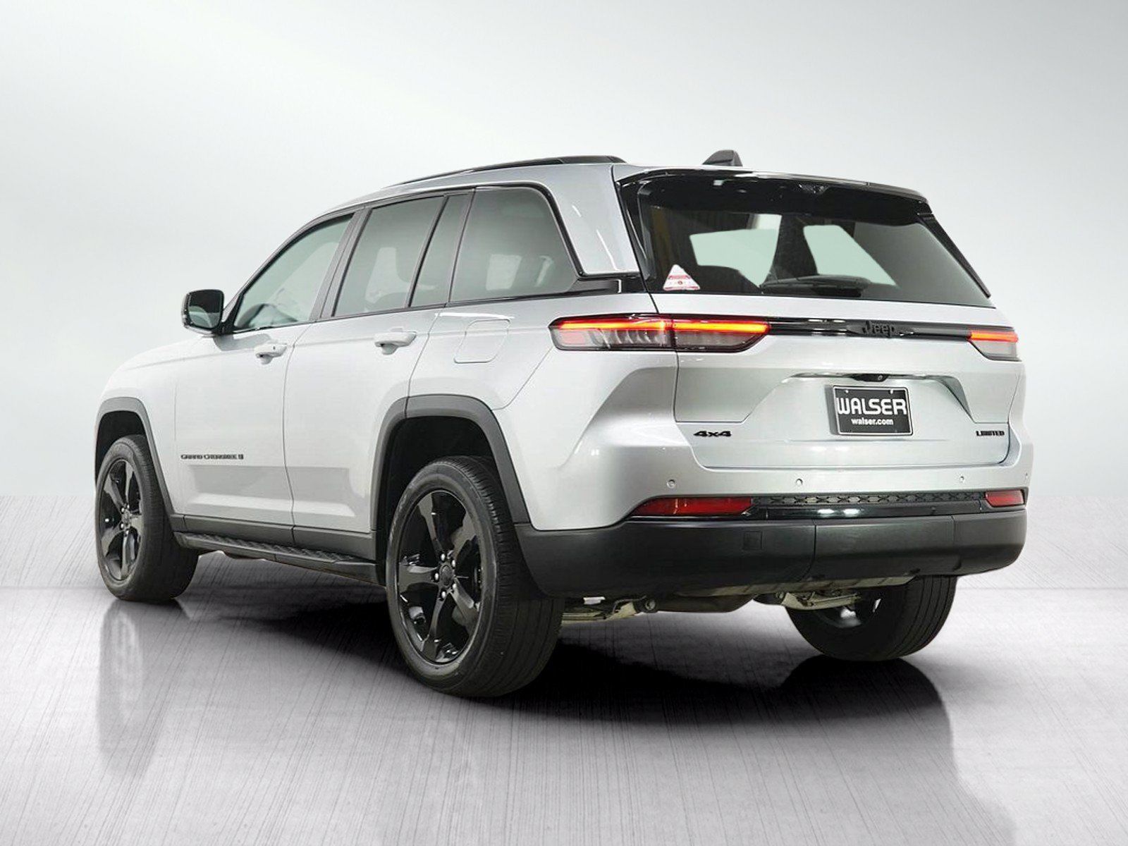 Used 2024 Jeep Grand Cherokee Limited w/ Luxury Tech Group II AWD/4WD image 3