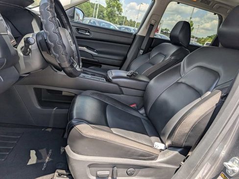 Used 2024 Nissan Pathfinder SL w/ SL Premium Package FWD image 17