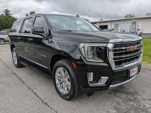 Used 2023 GMC Yukon XL SLT w/ SLT Luxury Package AWD/4WD image 4