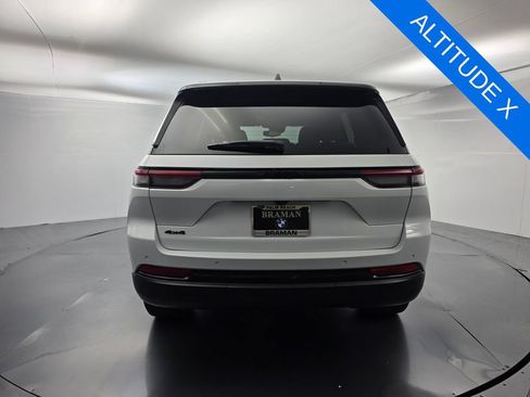 Used 2023 Jeep Grand Cherokee Altitude AWD/4WD image 5