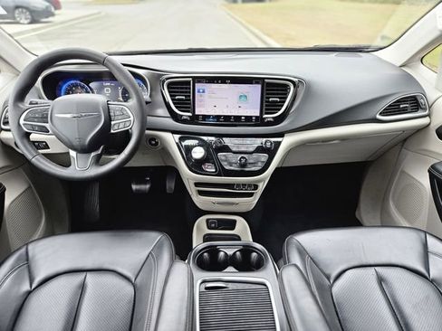 Used 2023 Chrysler Pacifica Touring-L image 15