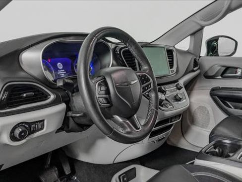 Used 2024 Chrysler Pacifica Touring-L FWD image 24