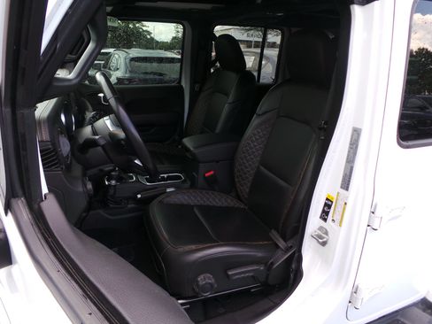 Used 2022 Jeep Wrangler Unlimited Sahara AWD/4WD image 8