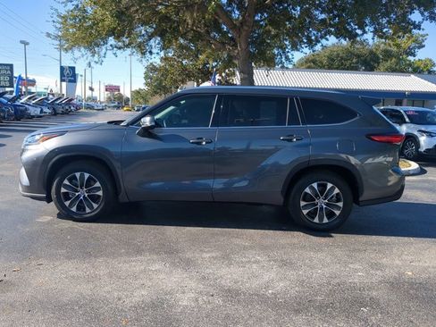 Used 2021 Toyota Highlander XLE image 7
