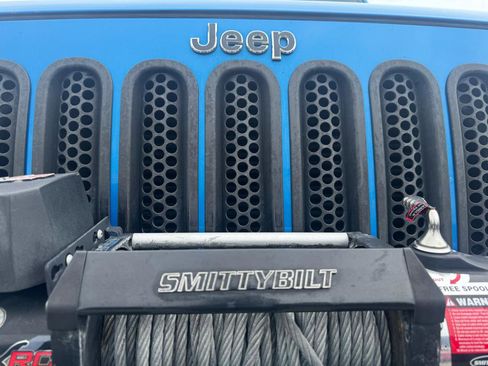 Used 2015 Jeep Wrangler Unlimited Sahara w/ Connectivity Group AWD/4WD image 14