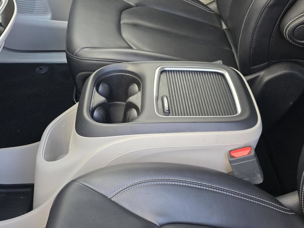 Used 2023 Chrysler Pacifica Touring-L FWD image 7