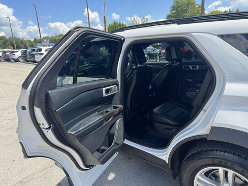 Used 2020 Ford Explorer XLT w/ Equipment Group 202A AWD/4WD image 14