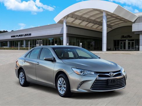 Used 2015 Toyota Camry LE image 2
