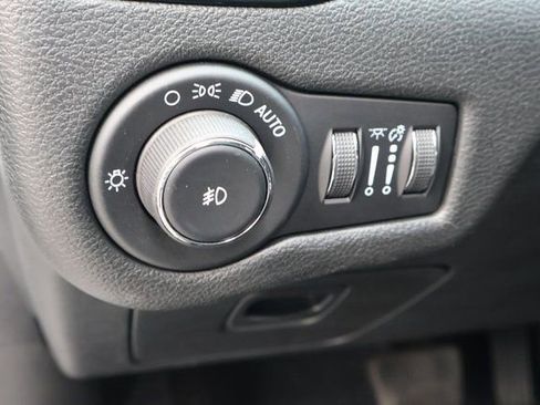 Used 2021 Jeep Cherokee Latitude Plus AWD/4WD image 19