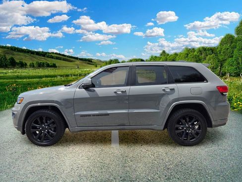 Used 2020 Jeep Grand Cherokee Altitude AWD/4WD image 3