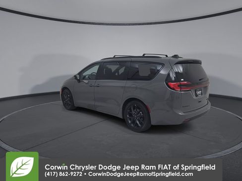 Used 2025 Chrysler Pacifica Limited FWD image 11