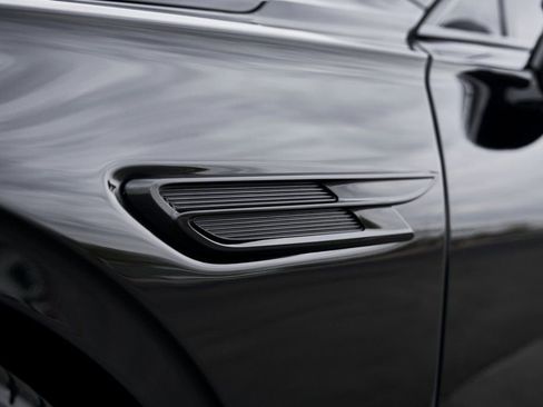 Used 2025 Bentley Flying Spur Plug-In Hybrid image 9