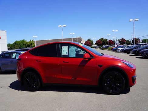 Used 2023 Tesla Model Y Long Range AWD/4WD image 4