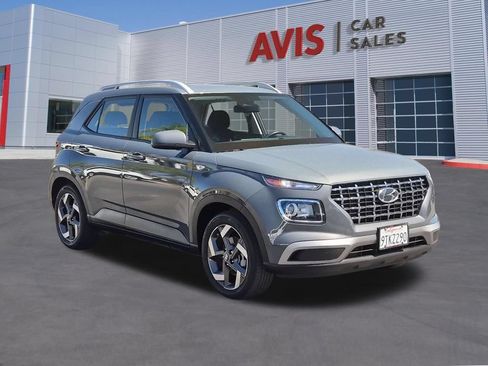 Used 2025 Hyundai Venue SEL FWD image 3