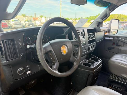 Used 2018 GMC Savana 3500 Extended w/ Driver Convenience Package RWD image 16