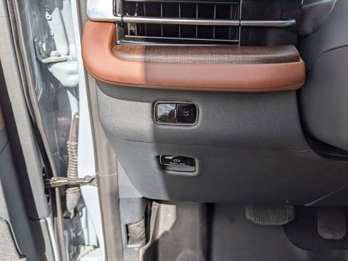 Used 2025 Lincoln Navigator Reserve image 33